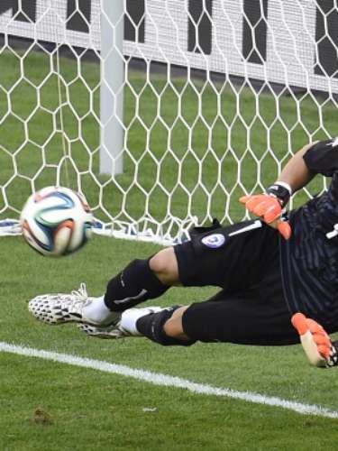 Claudio Bravo: Durante el Mundial el capitán de la Roja cerró su fichaje en el Barcelona y se espera que sea el portero titular del cuadro culé.