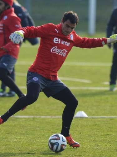 Christopher Toselli: El meta de la UC podría llegar a España. Tras el fichaje de Bravo en el Barcelona, el cruzado fue recomendado por el capitán de la Roja para ser el golero de la Real Sociedad.