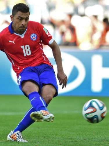 Gonzalo Jara: En la última temporada actuó en el Nottingham Forest del Ascenso de Inglaterra. Tras el Mundial, se convirtió en un jugador libre y espera por ofertas.