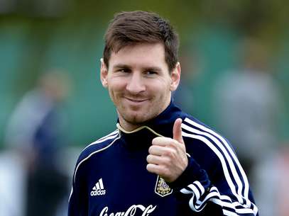 messi-smiles-thumbs-up-argentina-training.jpg