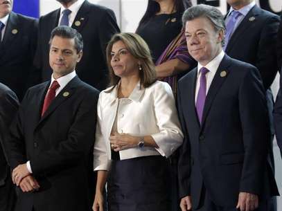 El presidente de Colombia, Juan Manial Santos, posa junto a su par de Costa Rica, Laura Chinchilla, y de México, Enrique Peña Nieto, durante la Cumbre Iberoamericana en Panamá. Octubre 19, 2013. Foto: Carlos Jasso / Reuters