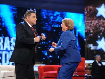 Don Francisco bailó "El galeón español" con Michelle Bachelet. Foto: Gentileza Canal 13.