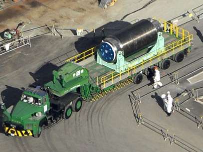 Unos expertos nucleares de la ONU llegaron el lunes a Japón para evaluar la retirada del servicio de la planta nuclear de Fukushima y los progresos del operador en retirar las varillas de combustible del edificio destruido y minimizar las filtraciones de agua contaminada. En la imagen, un contenedor con varillas de combustible nuclear del reactor 4 encima de un camión en la accidentada planta nuclear japonesa de Fukushima, en una fotografía suministrada por Kyodo el 21 de noviembre de 2013. Foto: Kyodo / Reuters