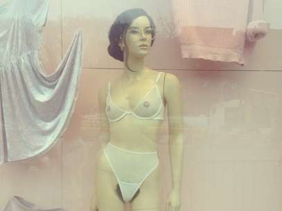 La marca American Apparel causó revuelo al "vestir"a sus maniquíes con vello púbico. Foto: @AmericanApparel/Huffpo Style