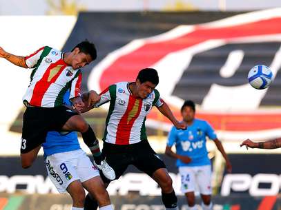 Miguel Escalona ya impactó el balón para sellar el empate en La Cisterna. Foto: Agencia UNO