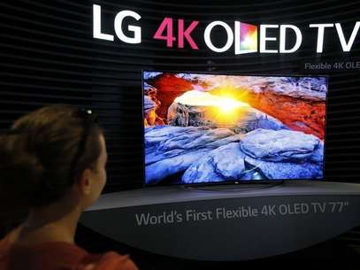  A person sees a LG 4K OLED TV during a technological exhibition & # XF3; logic in Berl & # xed; n Image file, Sept. 5, 2014. South Korea's LG Display. Co Ltd plans to increase production capacity & # XF3; n panels org diodes & # XE1; issuers mechanics (OLEDs) for televisions this a & # xF1; or, m & # XE1; s recent attempt to popularize the new    technology & . #xED; to Photo: Fabrizio Bensch / Reuters 