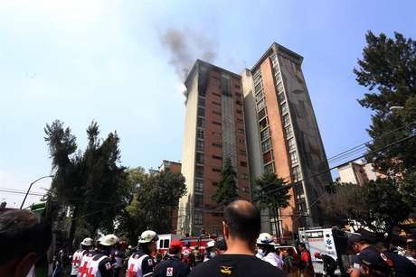 En el lugar laboran al menos 100 bomberos para sofocar las llamas Foto: Reforma