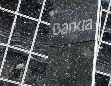  The nationalized Bankia announced & # XF3, on Friday to take & # XE1; up to 312 million . euros primarily responsible for the contingencies arising from possible claims by retail investors discussed IPO in July 2011. In the image, a logo of Bankia Madrid in a photograph & # XED; to File Photo: Andrea Comas / Reuters 