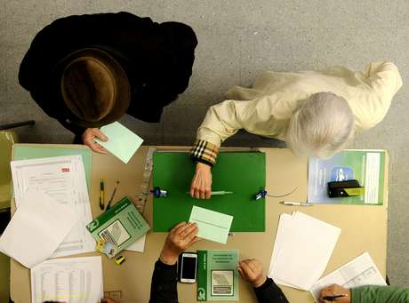  Some citizens exercise their right to vote in . elections auton & # XF3; micas to the Board of Andaluc &  # xed; a, now a Sevillian school Photo: EFE en espa & # xF1; ol 