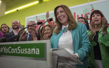  The Andalusian president and Socialist candidate for president of the Board, Susana D & # XED; az (c) , welcomes the results of the elections Andalusian, which has achieved 47 esca & # xF1; I, along with members of the regional executive, members and supporters of the PSOE-A in the Palacio de Congresos de Sevilla Photo: EFE. espa & # xF1; ol 