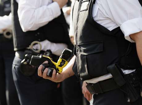 Aunque teóricamente inofensivas, las armas Taser han provocado cientos de muertes, según Amnistía Internacional. Foto: Getty Images