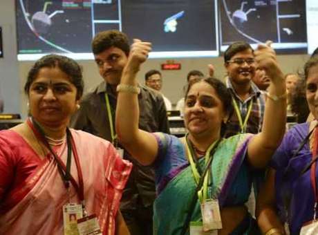 The & # XE9, success of the mission & # XF3, n Mangalyaan was celebrated by the cient & # XED; tists and Indian engineers Photo: BBC / AFP 