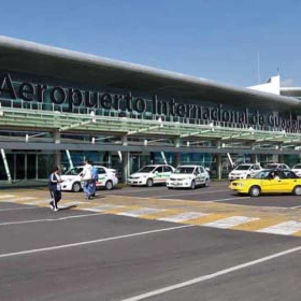 Baja 30 servicios de taxis en aeropuerto de Guadalajara Terra México
