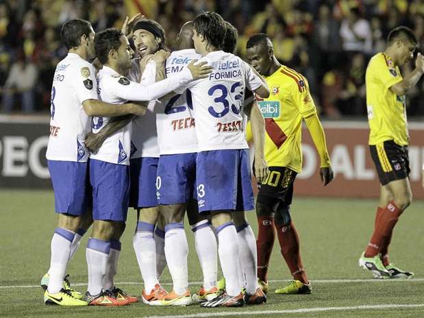 Achille Emana marcó el primer gol del partido, en la victoria de Cruz Azul 2-1 sobre el Herediano. Foto: EFE