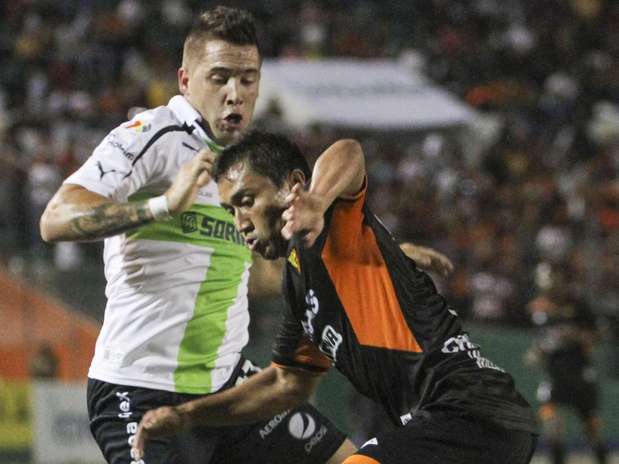 Jaguares de Chiapas hizo vales su condición de local y se impuso 2-1 a Santos Laguna. Foto: Imago7