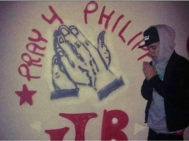 Justin Bieber posa junto a su último grafiti Foto: Twitter