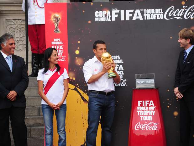 Ollanta Humala con la Copa del Mundo. Foto: Terra Perú