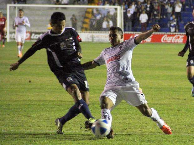 Wilson Morelo, delantero colombiano de Rayados de Monterrey, disputa el balón con un defensa del Altamira. Foto: Cortesía Rayados.com