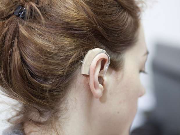 Personas con problemas de audición pueden beneficiarse de dispositivos y terapia del lenguaje, rehabilitación auditiva y otros servicios relacionados Foto: Thinkstock