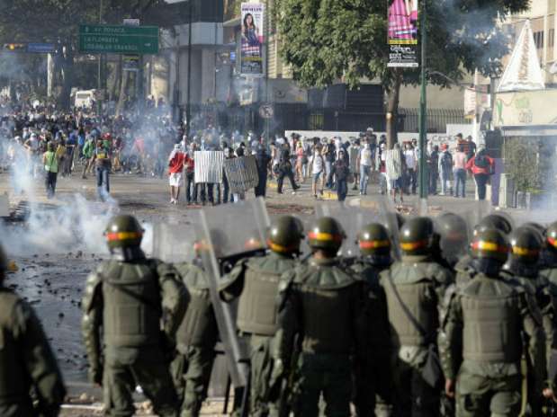 En el Día de la Bandera de Venezuela, cientos de ellas inundaron la manifestación que recorrió el noroeste de la capital del estado Táchira bajo el lema "Pueblo sin justicia, Gobierno sin paz". Foto: AFP