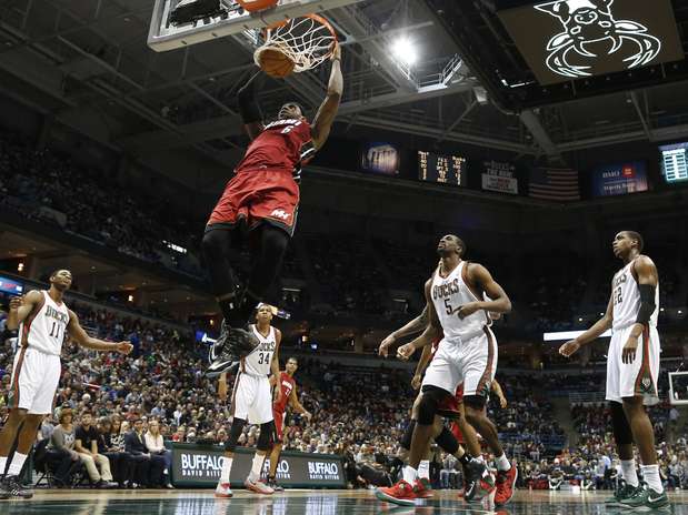  LeBron James encestó 13 puntos.  Foto: AP