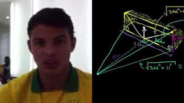 Prof. Khan dá aula sobre pênalti a zagueiro brasileiro