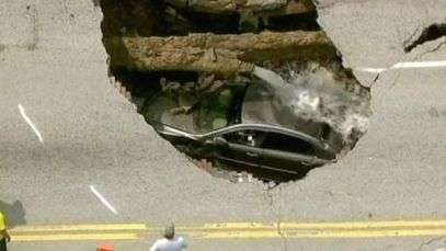 Un impresionante agujero se traga un coche en EE.UU.