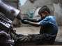 Síria: aos 10 anos, menino troca infância por trabalho em fábrica de armas