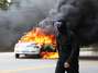 Em protesto contra teste em cães, manifestantes queimam carro da PM