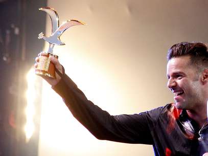 Ricky Martin dichoso con uno de los cuatro trofeos que se adjudicó en la jornada inaugural de Viña 2014. Foto: Agencia uno.