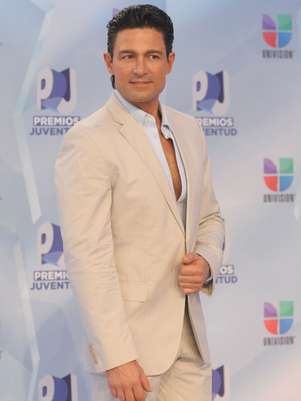 http://p1.trrsf.com/image/fget/cf/301/401/images.terra.com/2014/02/25/04-fernando-colunga-amc.jpg