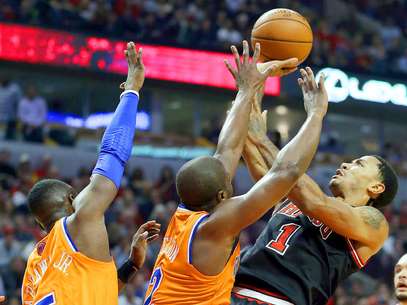 Derrick Rose (1), de los Bulls de Chicago, tira sobre Raymond Felton (2) y Tim Hardaway Jr, de los Knicks de Nueva York, en la segunda mitad del juego del jueves 31 de octubre de 2013, en Chicago. Foto: Nam Y. Huh / AP