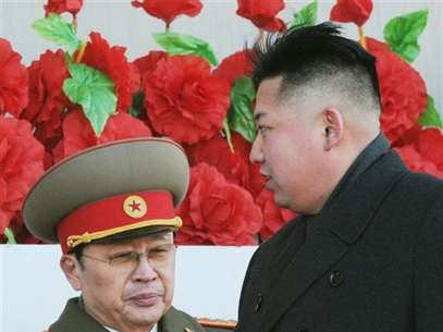 En esta imagen del 16 de febrero de 2012, el líder norcoreano Kim Jong Un pasa junto a su tío Jang Song Thaek (izquierda) tras pasar revista a miles de soldados en una ceremonia de conmemoración por el 70 aniversario del nacimiento del fallecido Kim Jong Il en Pyongyang, Corea del Norte. Foto: Kyodo News / AP