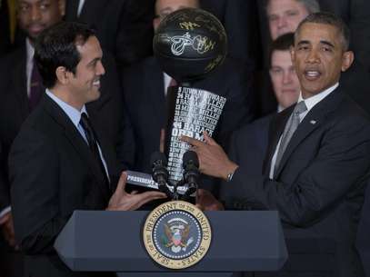 El entrenador del Heat, Erik Spoelstra, entregó al mandatario un trofeo conmemorativo, en el que aparece el nombre de Obama junto con el de los jugadores del equipo campeón. Foto: AP 