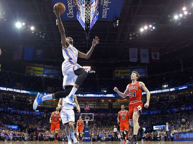 Kevin Durant (35), del Thunder de Oklahoma City, se eleva para anotar frente a jugadores de los Bulls de Chicago durante un partido de la NBA en Oklahoma City. El Thunder ganó 107-95. Foto: Sue Ogrocki / AP